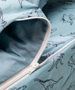 BLEU CALIN Parure De Lit Enfant Bleue Avec Couette Motif Dinosaure T-rex 90x190cm 6 BLEU CALIN Parure De Lit Enfant Bleue Avec Couette Motif Dinosaure T-rex 90x190cm -Bloom-boutique parure de lit enfant bleue avec couette motif dinosaure t rex 90x190cm 2