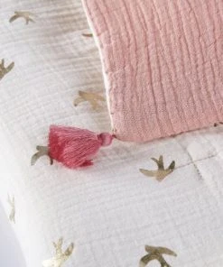 Alternative view of Maisons Du Monde Plaid En Gaze De Coton Bio Rose Et écru Imprimé Hirondelles 75x100